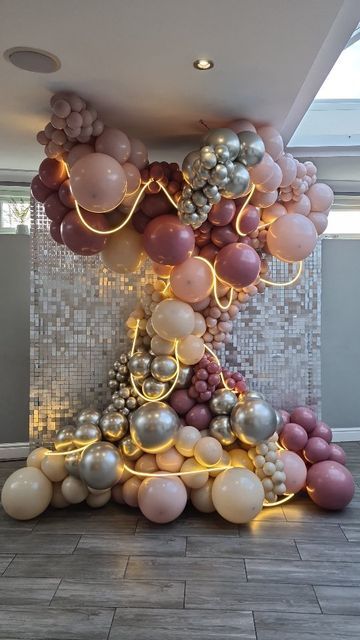 Extravagant Balloon Decor, Large Balloon Backdrop, Sequin Wall Balloon Garland, Big Balloon Decorations, Wall Balloon Decorations, Balloons With Lights, Huge Birthday Party, Luxury Balloons, Decoration Of Living Room