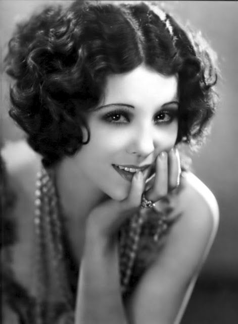 1920s actress Raquel Torres  I want that hair. Maybe not such an even part though. Just the frizz. hahaha:) Decades Makeup, Raquel Torres, Jazz Fashion, Oud Hollywood, Klasik Hollywood, Roxie Hart, 1930s Hair, Vintage Foto's, 1920s Hair