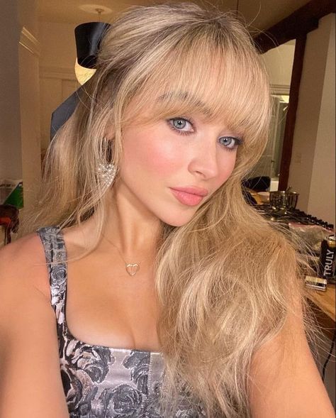 ًgwen on Twitter: "no cause sabrina carpenter with bangs >>… " Bardot Bangs, Bardot Hair, Sabrina Carpenter Style, Bangs Ponytail, Sabrina Carpenter Outfits, Haircut Inspo, Prom Inspo, Celebrity Singers, Hair 2024