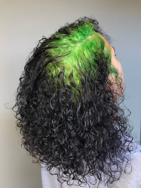 Root Hair Dye Ideas, Colored Roots Hair, Dyed Roots Curly Hair, Green Ghost Roots, Green Roots Hair, Roots Hair Dye, Bleached Roots Black Hair, Ghost Roots Curly Hair, Green Roots Black Hair