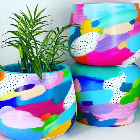 Plant Pot Painting Ideas, Plant Pot Painting, Paint Garden Pots, Pot Painting Ideas, Wonderland Design, Plant Pot Design, Colorful Planters, Pot Painting, Painted Pots Diy