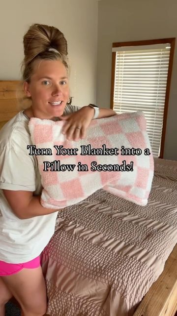 Blanket Pillow Diy, Blanket Making No Sew, How To Roll A Blanket Into A Pillow, Cute Ways To Fold Throw Blankets, How To Make A Blanket Into A Pillow, Folding A Blanket Into A Pillow, Folding Blankets Into Pillow, How To Fold A Blanket Into A Pillow, Pillow Case Hack