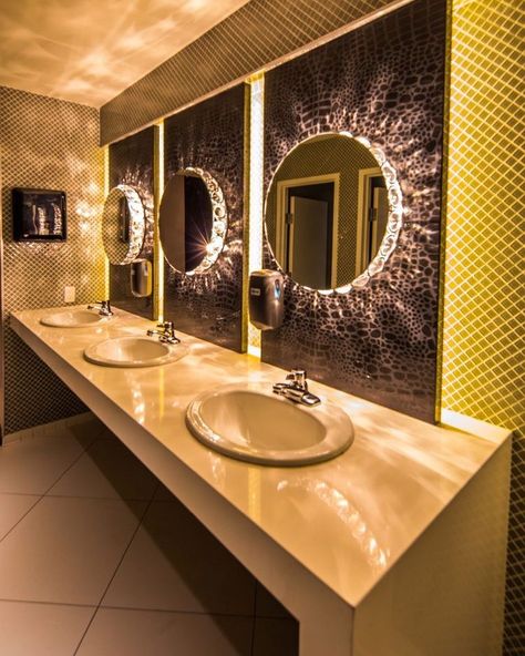 Mirror And Counter, Club Toilet Design, Common Bathroom Ideas, Luxury Night Club Interior Design, Kitchen Interior Luxury, Club Bathroom, Restaurant Bathroom, Pub Interior, Wc Design