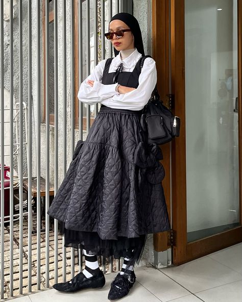 My Chemical Romance girly back at yer service 🔊🔊🔊 hope you have a wonderful weekend! outfit deetz: white shirt top —— @josephineanni black corset —— @pomelofashion puffy skirt —— no brand lace skirt —— @alexalexaofficial bag —— @daintys.official shoes —— @simonerocha_ . . . . . . . . . . . . Helena Core. My Chemical Romance. Outfit Repeater. Black and Red Outfit. Lace outfit. Dark Coquette. Lace Skirt. Lace Blouse. Outfit Inspo. Emo Inspired outfit. Red Shoes. Black Skirt. Semi Maxima... Lace White Shirt Outfit, Black White Skirt Outfit, Outfit Inspo Emo, Lace Blouse Outfit, Lace White Shirt, Black And Red Outfit, Outfit Repeater, White Skirt Outfits, Outfit Dark