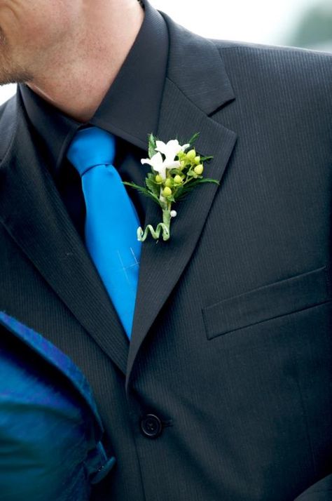 perfect minus the flower for the groomsmen. best man: all black and white tie groom: all white with a Malibu Blue tie Black Tux Blue Tie, Blue Tie Black Suit, Black Suit Blue Tie, Wedding Black Suit, Full Black Suit, White Jeans For Men, White Tuxedo Wedding, Blue Groom, Grooms Attire