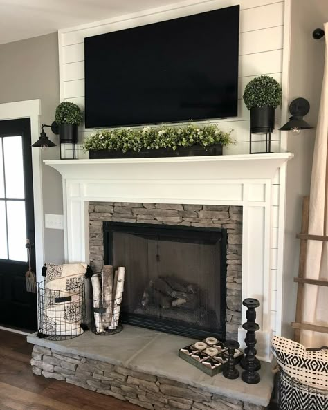 Long Mantel Decor, Farmhouse Chimney Decor, Fire Places Decoration Ideas, Fireplace Decor With Tv, Mantel Decorating Ideas With Tv, Chimney Decor, Hearth Decor, Design Home Ideas, Floor Outlet