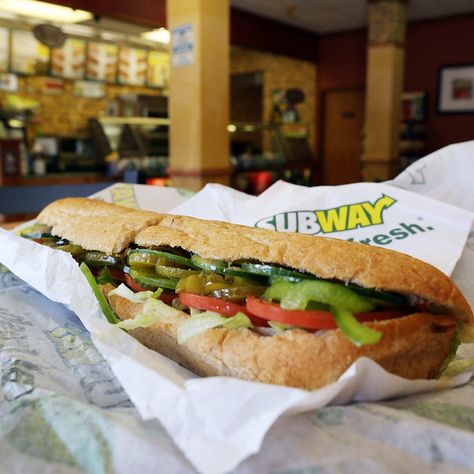 Healthy Subway Sandwiches, Subway Tuna, Subway Chicken, Subway Bread, Subway Menu, Free Birthday Food, Fast Food Workers, Subway Sandwich, Eat Fresh