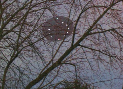 UFO Photo : Green Bay, Wisconsin, USA - January, 2007 Alien Aesthetic, Fox Mulder, Aliens And Ufos, Slenderman, To Infinity And Beyond, Arte Fantasy, X Files, Nightwing, Non Fiction