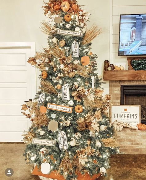 Fall Tree Ideas, Fall Christmas Tree Ideas, Fall Tree Decorations, Seasonal Christmas Tree, Country Fall Decor, Fall Christmas Tree, Thanksgiving Tree, Decorated Trees, Christmas Swag