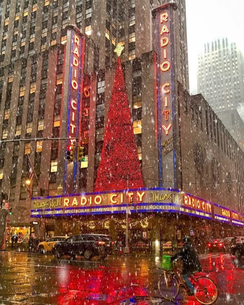 Capturing New York Christmas Pictures: A Festive Photography Guide - DIGIDIA Radio City Christmas, Radio City Music Hall Christmas, Nyc At Christmas, Christmas In Nyc, Christmas In New York, City Christmas, Christmas Destinations, Christmas Dreaming, Nyc Christmas