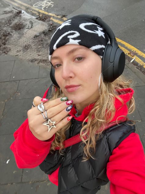 Beanie corteiz outfit inspo nail inspo chunky ring inspo jewellery headphones star nails Y2k Beanie Outfit, Beanie Headphones, Headphones Outfit, Headphone Outfit, Beanie Outfit, Ring Inspo, Chunky Ring, Star Nails, Spring Fling