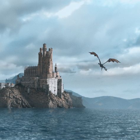 House Of The Dragon Landscape, King's Landing Aesthetic, Game Of Thrones And House Of The Dragon, Kings Landing House Of The Dragon, A Song Of Ice And Fire Aesthetic, Targaryen Castle, Fantasy Land Aesthetic, House Of Dragons Aesthetic, Kings Landing Aesthetic