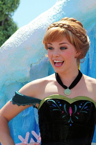 Anna Makeup, Frozen Cosplay, Disney Princess Cosplay, Anna Costume, Characters Cosplay, Anna Disney, Princess Makeup, Disney Face Characters, Princess Cosplay