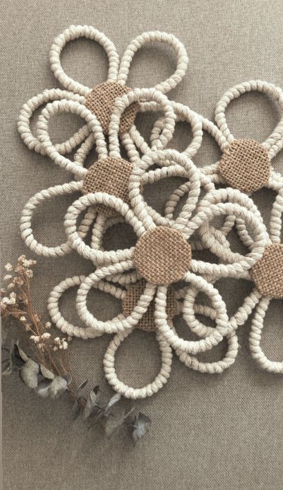 How To Make Macrame Flowers, Diy Wildflower Decor, Macrame Decor Diy, Macrame Flowers Diy, Boho Diy Room Decor, Diy Room Decor Boho, Baby Macrame Ideas, Baby Mobile Ideas, Macrame Baby Room