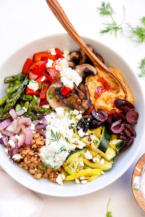 Chopped Grilled Vegetable Bowl with Farro | foodiecrush.com Grain Bowl Recipe, Farro Recipes, Vegetarian Bowls, Diner Recept, Foodie Crush, Healthy Grains, Veggie Bowl, Grilled Veggies, Mediterranean Diet Recipes