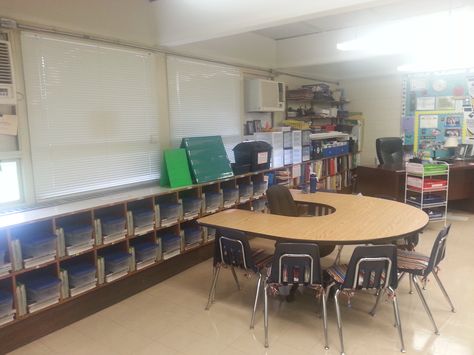 Classroom horseshoe table 5th Grade Classroom Setup, Horseshoe Table, Classroom Organization Elementary, 5th Grade Classroom, Organization And Management, Classroom Setup, Kindergarten Classroom, 5th Grades, Elementary Classroom