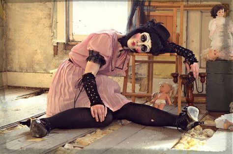 Doll Photoshoot, Creepy Baby Dolls, Dark Circus, Human Doll, Doll Videos, Broken Doll, The Color Red, Beautiful Disaster, Halloween Photoshoot