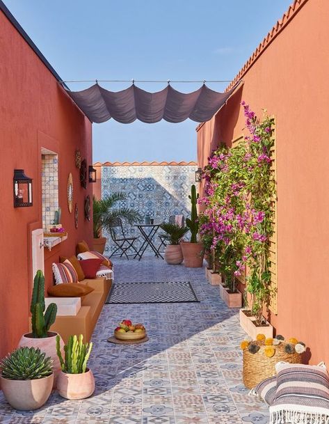 55 idées déco pour s'aménager une terrasse canon - Elle Décoration Mexican Interiors, Creative Garden Decor, Pergola Swing, Casa Exterior, Mexican Decor, Pergola Plans, Roof Garden, Courtyard Garden, Outdoor Rooms