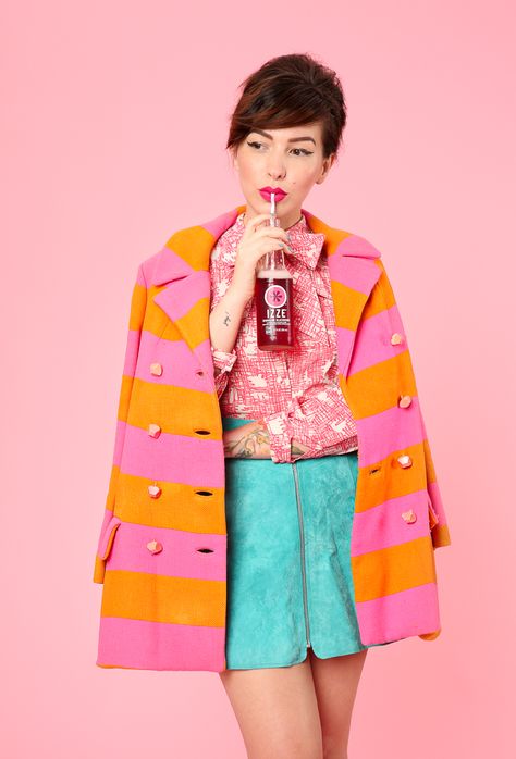 Bright outfit ideas for Fall, featuring @IZZEofficial sparkling juice in Sparkling Apple, Sparkling Blackberry, and Sparkling Clementine. Bright Womens Outfits, Bright Outfit Ideas, Outfits Colourful, Outfits Quotes, Bright Outfit, Sparkling Juice, Outfit Ideas For Fall, Colorful Clothes, Bright Outfits