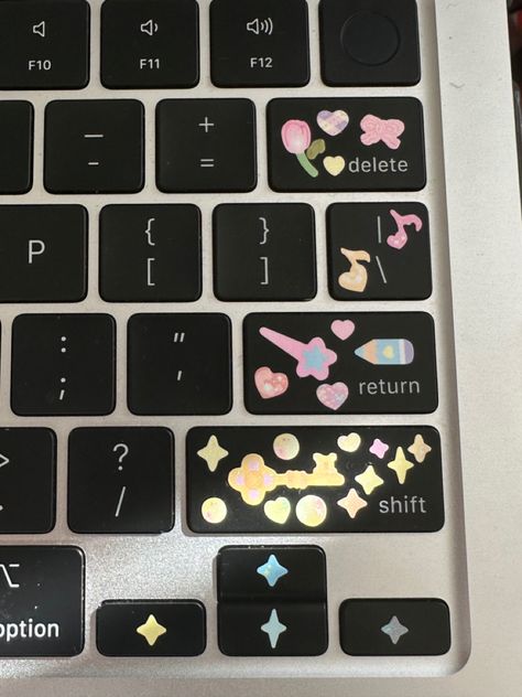 Keyboard Stickers Aesthetic, Decorated Laptop Aesthetic, Computer Decoration Ideas, Decorated Computer, Laptop Decoration Aesthetic, Laptop Customization Ideas, Laptop Decoration Ideas, Decorated Laptop, Laptop Decoration Stickers