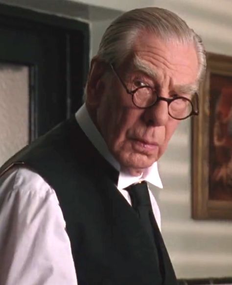 N°10 - Michael Gough as Alfred Pennyworth - Batman Forever by Joel Schumacher - 1995 Joel Schumacher, Alfred Pennyworth, Fairfax County Virginia, Batman Forever, Fairfax County, Historical Pictures, Comic Book Heroes, Film Stills, Gotham