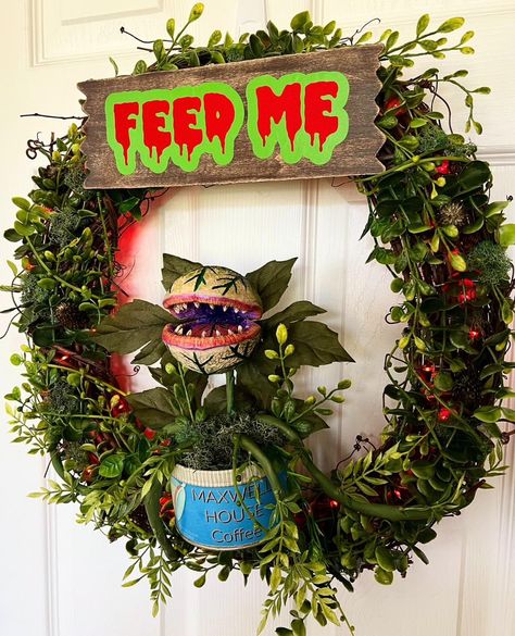 Chucky Halloween, Halloween Diorama, Cool Fan, Beetlejuice Halloween, Scream Halloween, Holiday Wreaths Diy, Creepy Decor, Creepy Christmas, Little Shop Of Horrors