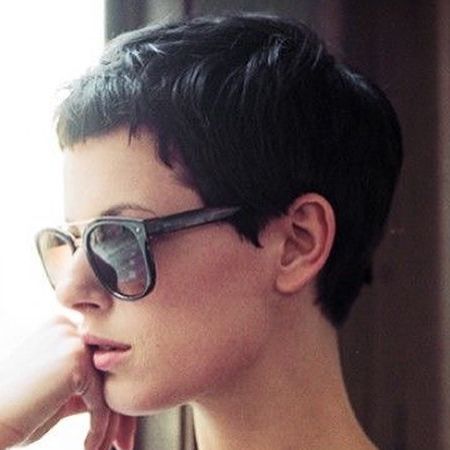 cropped2perfection on Instagram: "I’m afraid I don’t know the model or hairdresser who created this haircut but I just had to post this photo as this lady looks incredible with this 90s Winona throwback pixie cut.    #pixie #pixiehair #pixiecut #pixiehaircut #shorthaircut #shorthair #chopitoff #shorthairdontcare #shorthairinspo #hairinspo #shorthairideas #hair #hairideas #makeup #pixieinspiration #haircut #cropped2perfection" Pixie Cut Shaved Sides, Shorthair Haircut, Short Haircuts Ideas, Pixie Haircut Ideas, Short Hair Inspiration, Buzzed Hair, Chic Short Hair, Haircuts Ideas, Buzz Cuts