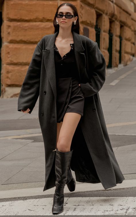 Get ready to turn heads in the Silvena Coat. This oversized longline tailored coat in slate grey is the perfect addition to your winter wardrobe. Made from a cozy twill polyester fabric, this coat will keep you warm while still looking effortlessly chic. With its casual yet sophisticated style, it's ideal for both daytime and evening wear. The long sleeves add an extra layer of warmth and the grey color is versatile enough to be paired with any outfit. Whether you're heading out for a stroll or Long Coat And Boots Outfit, Tailored Coat Outfit, Winter Outfit Long Coat, Outfits With Grey Coat, Long Black Coat Outfit, Long Jacket Outfit, Wide Leg Jeans Shoes, Long Coats For Women, Trench Coat Street Style