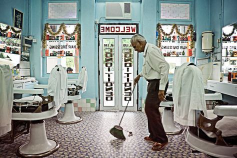 Old School Barber Shop, Barber Shop Pictures, Old School Barber, Barber Shop Ideas, Barbershop Ideas, Barber Shop Interior, Hair Salon Design, Barbershop Design, Vintage Barber