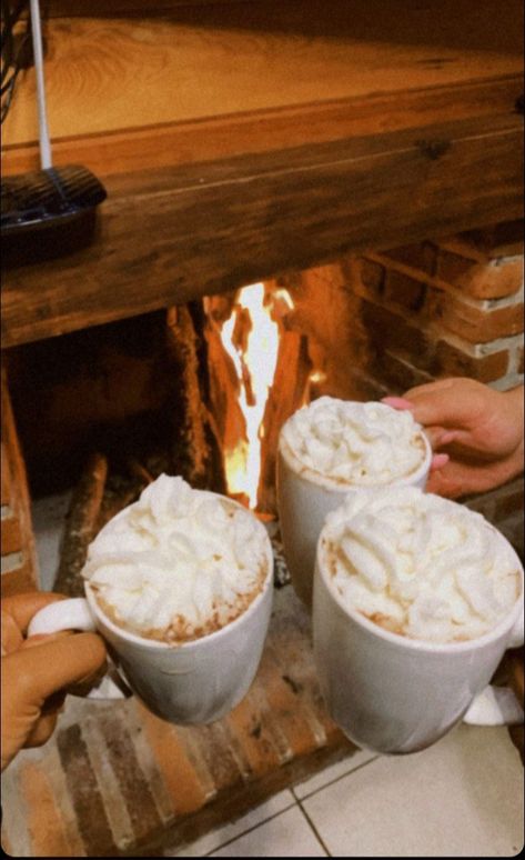 Cozy Theme Party, Fall Activities For Friends, Winter Activities With Friends, Autumn Sleepover, Fall Sleepover, Hot Chocolate Party, Christmas Sleepover, Alaska Trip, Fall Friends