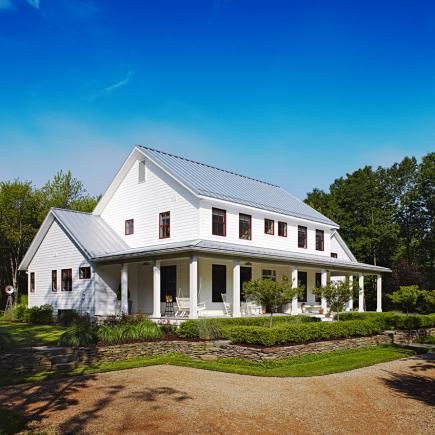 Spots for relaxing and chatting were all part of the plan in this new farmhouse-style vacation home in western Michigan. Midwest Farmhouse, Framing Styles, Farmhouse Exterior Design, Farmhouse Landscaping, Modern Farmhouse Design, Contemporary Cottage, Modern Farmhouse Exterior, Traditional Exterior, Contemporary Bedroom Decor