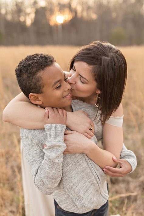 Mother and son at family photo sessions. #lilysophiaphotography Mom And Son Photo Shoot Ideas, Mum And Sons Photography, Mom And Son Professional Photos, Mothers And Sons Photography, Photo Mother And Son, Mother Son Photography Outdoor, Mother Father Son Photography, Mother Son Picture Poses, Mom And Son Photo Ideas Spring