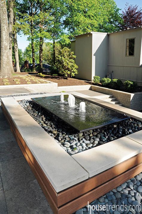 Wood allows an outdoor water fountain to stand out. #housetrends Garden With Water Fountain, Narrow Water Feature, Rectangle Fountain, Landscape Fountain, Fountain Modern, Modern Water Feature Entrance, Modern Fountains Outdoor, Courtyard Water Feature, Fountain Garden