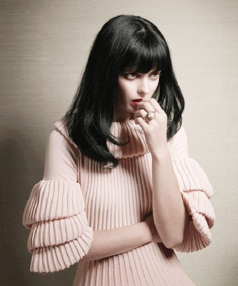 Krysten Ritter Model, Krysten Ritter Breaking Bad, Krysten Alyce Ritter, Black Hair Bangs, Mode Pastel, La Confidential, Krysten Ritter, Veronica Mars, Caroline Flack