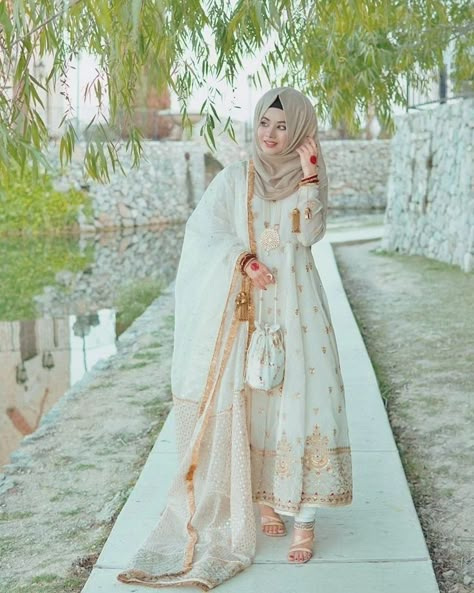 Nikah Dress Pakistani, Desi Hijabi, Square Hijab Tutorial, Hijab Styles For Party, Hijab Poses, Nikkah Brides, Nikah Dresses, Hijab Pic, Ishq Vishq