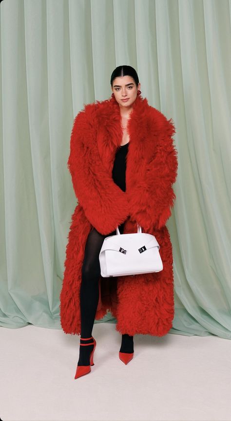 Red Monochromatic Outfit, Casual Winter Fits, Red Black Outfit, Red Fur Coat, Fur Dress, Tik Tokers, Red Fur, Chic Coat, Smart Outfit