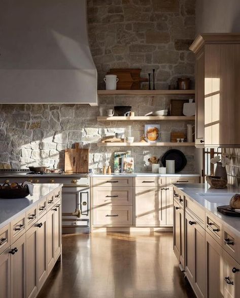 Lisa Flinders on Instagram: "Do you prefer morning light coming in your kitchen windows or evening?  I’ve mentioned before I had morning light in the past few homes and loved it. I miss it in my current home.  But check out how it pours in every room in this stunning estate. I’m sure no one complains at any hour here.   Design @lindyegalloway  📸 @mikevantassell   ✨follow @buildingutah for more home and design inspiration in your feed   . . .          #interiorandliving #howihaven #interiors123 #finditstyleit #thisminimalhome #sharemystyle #neutralstyle #loveyourhabitat #interiordesign #apartmenttherapy #inmydomaine #mydomaine #homewithrue #interiorstyling #doingneutralright #mydecorhaven #onetofollow #mycuratedvibe #interiordesignersofinsta #interiordesigntrends #buildingutah #luxeathome Stone Feature Wall, French Inspired Home, Bedroom Inspirations Minimalist, Reclaimed Wood Beams, Kitchen Windows, European Kitchens, Modern Mountain Home, Charleston Homes, Clean Bedroom