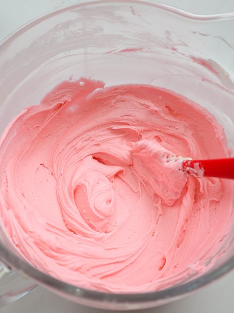 Bubblegum Cookies, Bubblegum Cake, Pink Bubblegum, Bubble Gum Cookies, Bubble Gum Flavor, Pink Icing, How To Make Frosting, Frosting Tips, Buttercream Frosting Recipe