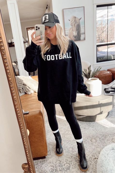 Ya girl is a team player! Football season is here! I wear an XL in this Amazon top! Game day looks. Football. Football Sunday Outfit, Football Season Outfits, Game Day Looks, Sunday Outfit, Sunday Football, Player Football, Football Sunday, Amazon Top, Team Player