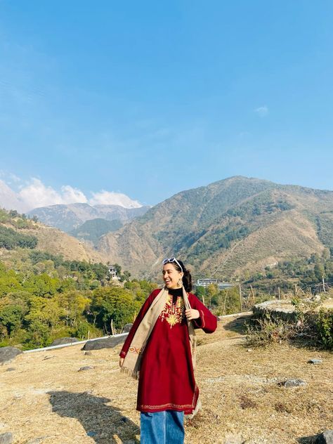 Pheran Kashmiri Dress Styling, Kashmiri Kurti Aesthetic, Pahadi Outfit, Kashmiri Pheran Outfit, Haridwar Outfit Ideas, Kashmiri Kurti Outfit, Kashmir Winter Outfit, Traditional Winter Outfits, Desi Winter Outfits Aesthetic