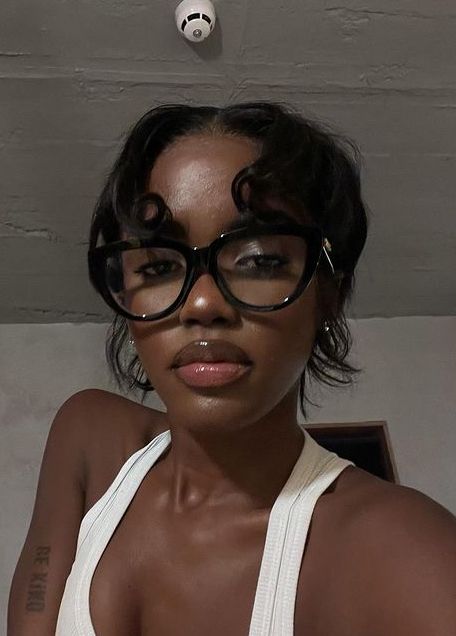 Black Women In Glasses, Glass Skin Black Women, Black Girls With Glasses, Glasses Black Women, Glass Skin Makeup, Face Beat Makeup, Pretty Dark Skin, Glasses For Your Face Shape, Blowout Hair