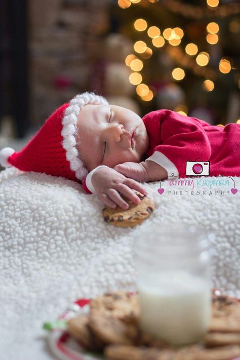 Reindeer Newborn Photography, Christmas Card Photo Ideas Newborn, Winter Infant Photoshoot, Newborn Girl Photoshooting Ideas Christmas, Baby In A Stocking Photo, New Born Baby Girl Photoshooting Christmas, Newborn Baby Christmas Photography, Newborn Stocking Picture, Newborn Christmas Photos At Home