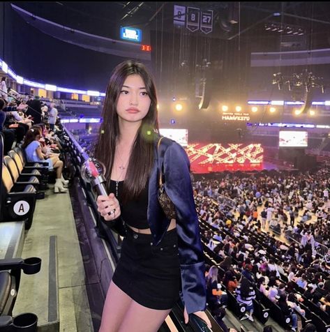 Coldplay Concert Outfit, Julia Ma, Life Recently, Coldplay Concert, Kpop Concert Outfit, Elegant Outfit Classy, Concert Aesthetic, Selfie Poses Instagram, Friend Poses Photography