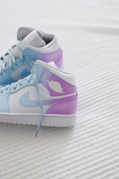 Aj1 Mid, Personalized Sneakers, Cute Jordans, Nike Shoes Women Fashion, Custom Sneakers Diy, Hand Spray, Pretty Sneakers, Painted Sneakers, Nike Fashion Shoes