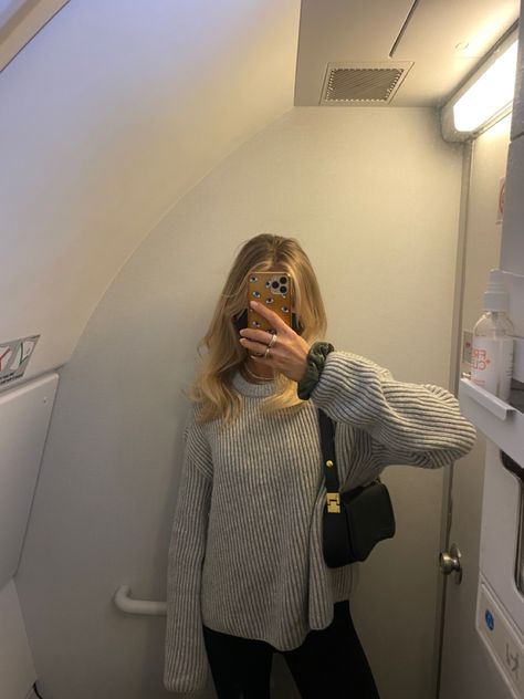 Taking selfies on the plane toilet Plane Selfie, Airplane Selfie, Fall Fits, Pretty Selfies, Mirror Selfie