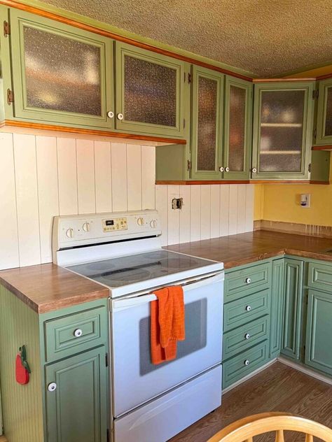 10 DIY small kitchen ideas on a budget for big style - The Lived-in Look Rented Kitchen Ideas, Green Country Kitchen, Cheap Remodel, Small Kitchen Ideas On A Budget, 90s Kitchen, Kitchy Kitchen, Kitchen Ideas On A Budget, 1970s Kitchen, Rental Kitchen