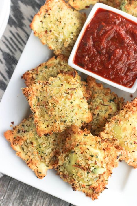 Entertaining & party appetizer recipe - This easy recipe for crispy and baked toasted ravioli will be a new appetizer favorite! Ravioli is coated in egg and an Italian-spiced panko breadcrumb mixture and baked for a crisp dish that’s made healthier! Serve with marinara sauce. Best Holiday Appetizers, Christmas Appetizers Easy, Ravioli Bake, Toasted Ravioli, Holiday Appetizers Recipes, Ravioli Recipe, Italian Spices, Italian Appetizers, Party Appetizer