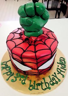 Hulk & spiderman Half Spiderman Half Hulk Cake, Spiderman And Hulk Birthday Party, Hulk And Spiderman Birthday Party, Hulk Birthday Cakes, Hulk Cake, Hulk Birthday Parties, Hulk Party, Marvel Birthday, Marvel Birthday Party