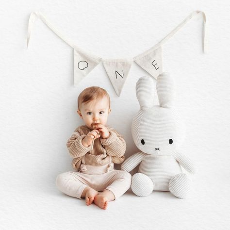 Cute Birthday Photoshoot, Cute Birthday Photoshoot Ideas, Simple First Birthday, Birthday Photoshoot Ideas, Baby Birthday Photoshoot, Baby Birthday Decorations, 1st Birthday Pictures, 1st Birthday Photoshoot, Smash Cake Boy