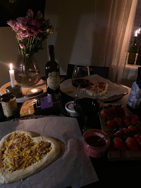 Pizza Date Night At Home Aesthetic, Pizza Date Night At Home, Pizza Night Friends, Homemade Pizza Date Night, Pizza Making Date, Pizza Heart Shaped, Date Pizza, Pizza With Friends, Valentines Pizza